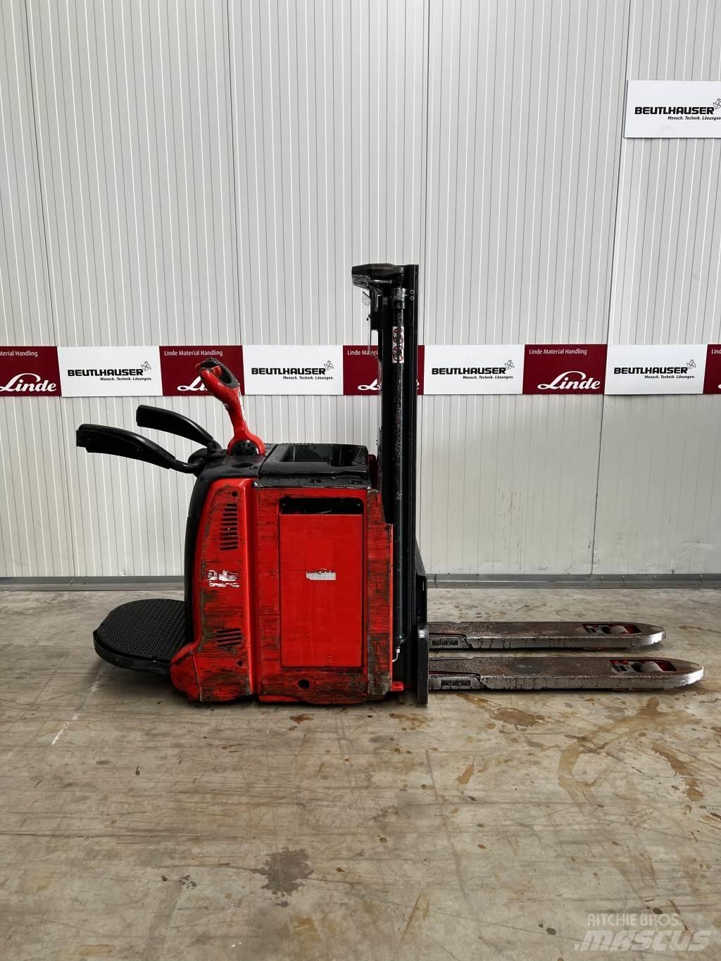 Linde D12AP Gerbeur accompagnant