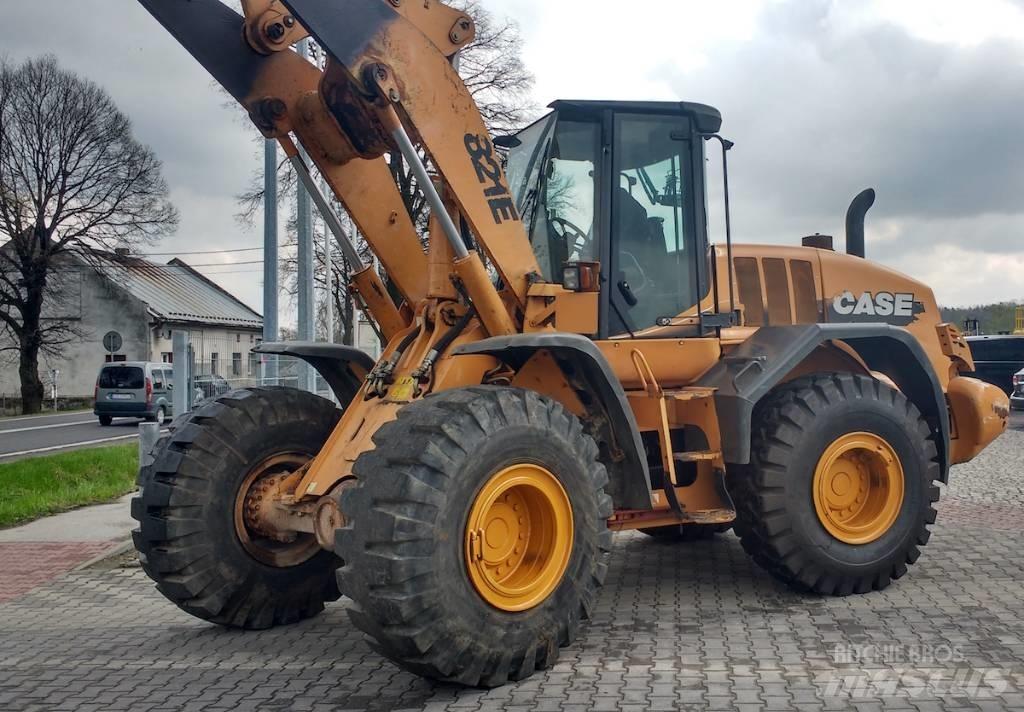 CASE 821 E Chargeuse sur pneus