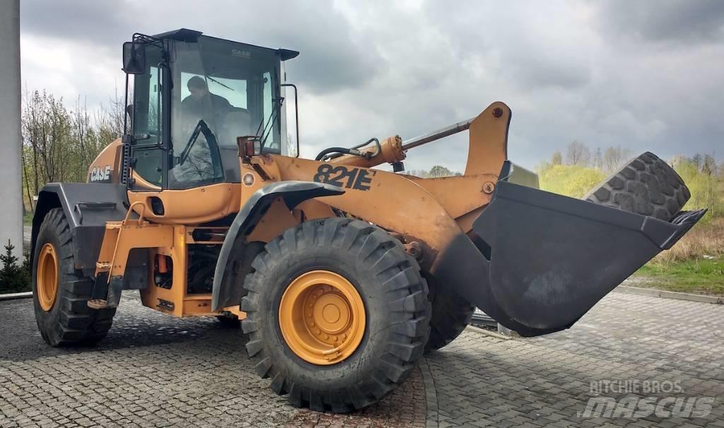 CASE 821 E Chargeuse sur pneus