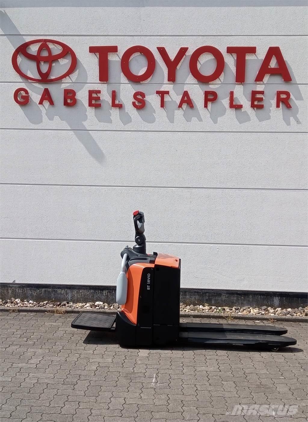 Toyota LPE 220 Gerbeur accompagnant