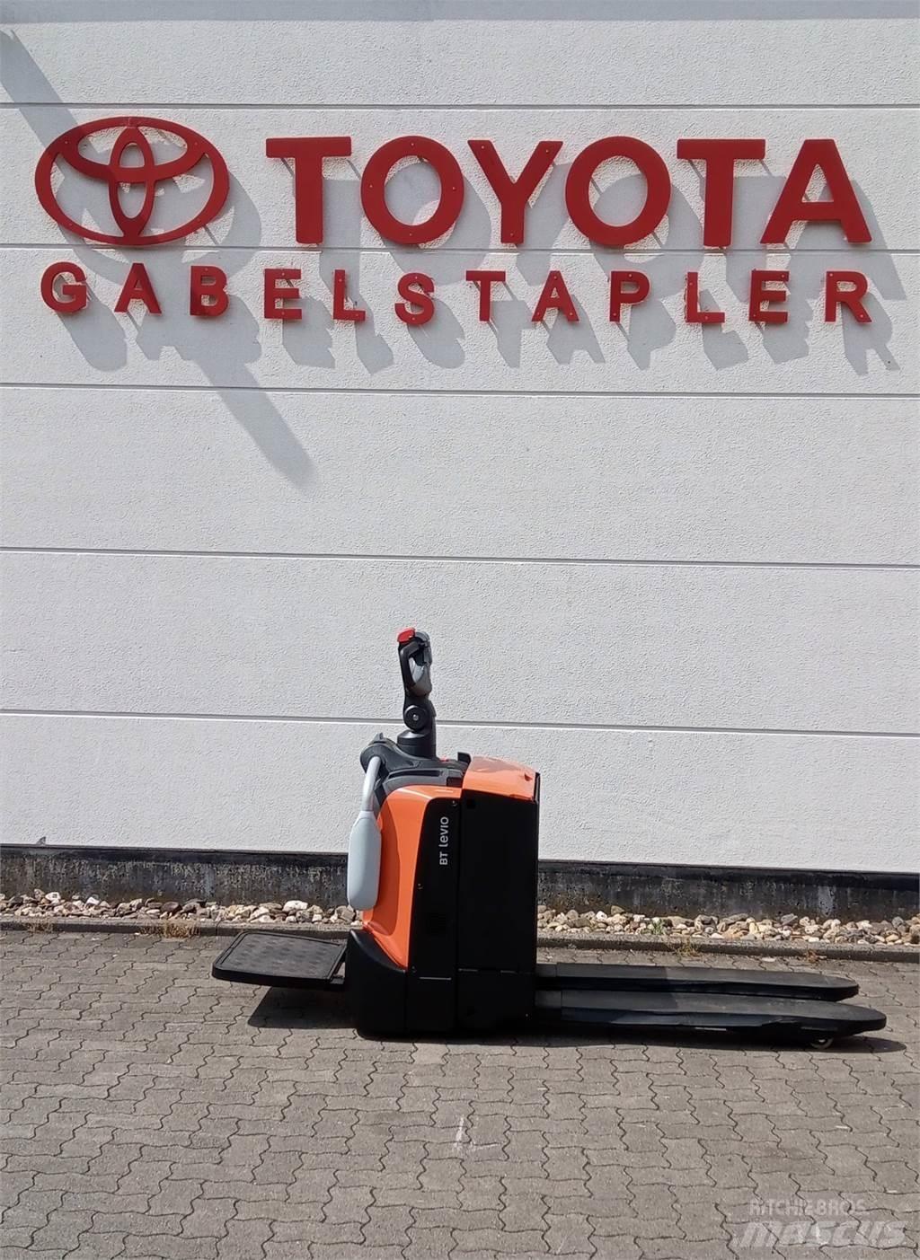 Toyota LPE 220 Transpalette accompagnant