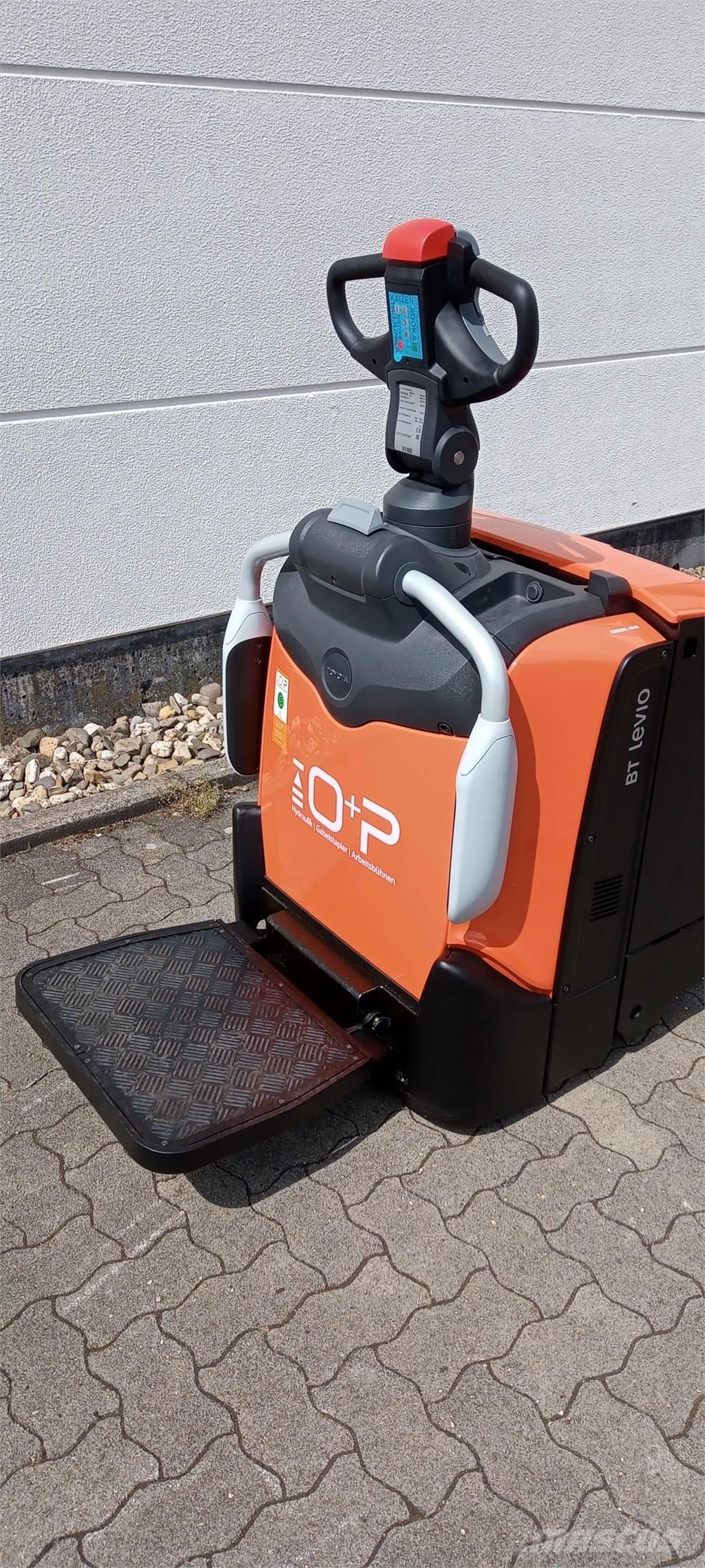Toyota LPE 220 Gerbeur accompagnant