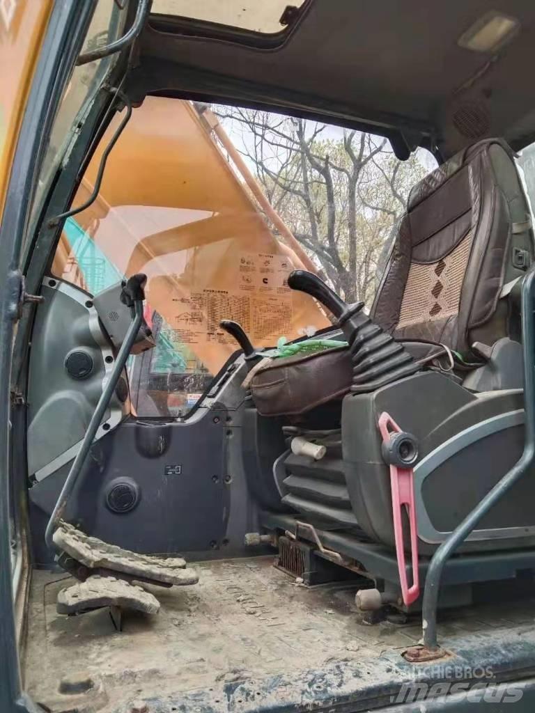 Hyundai R215-9T Pelle sur pneus