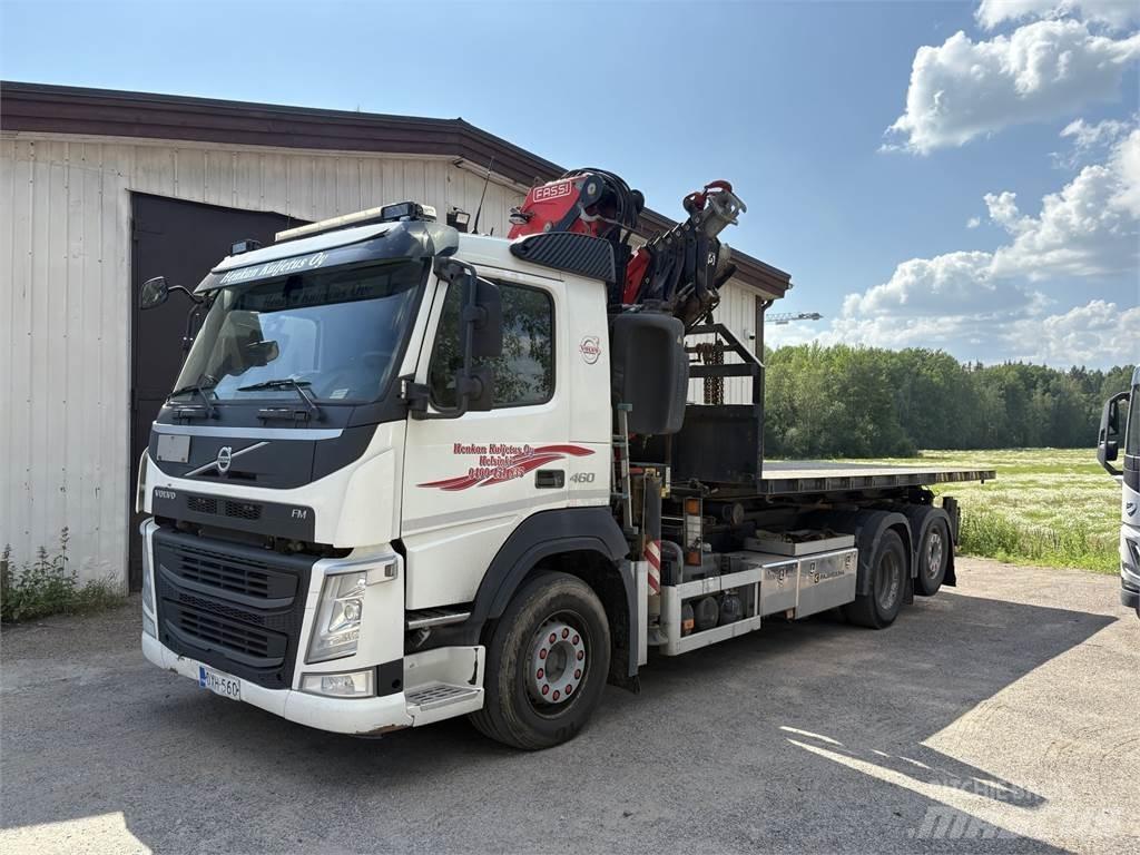 Volvo FM460 6x2*4 Camion plateau ridelle avec grue