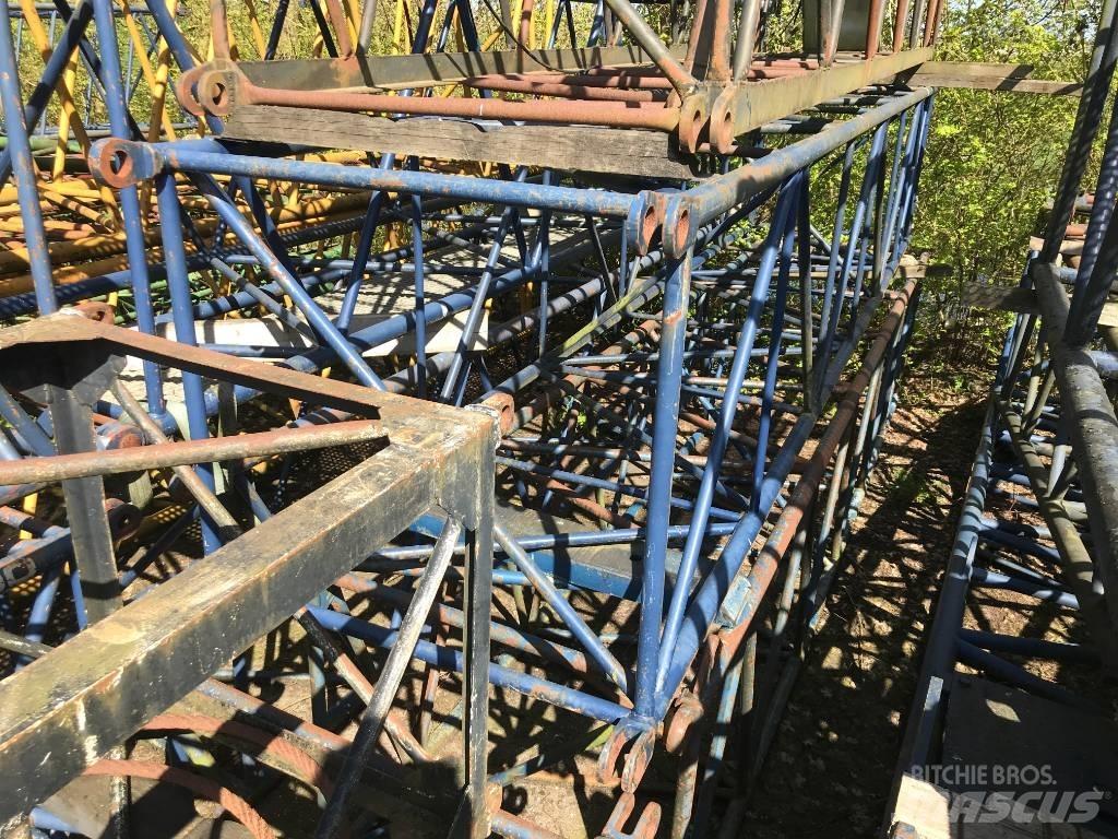 Several boom parts Accessoires et pièces pour grue