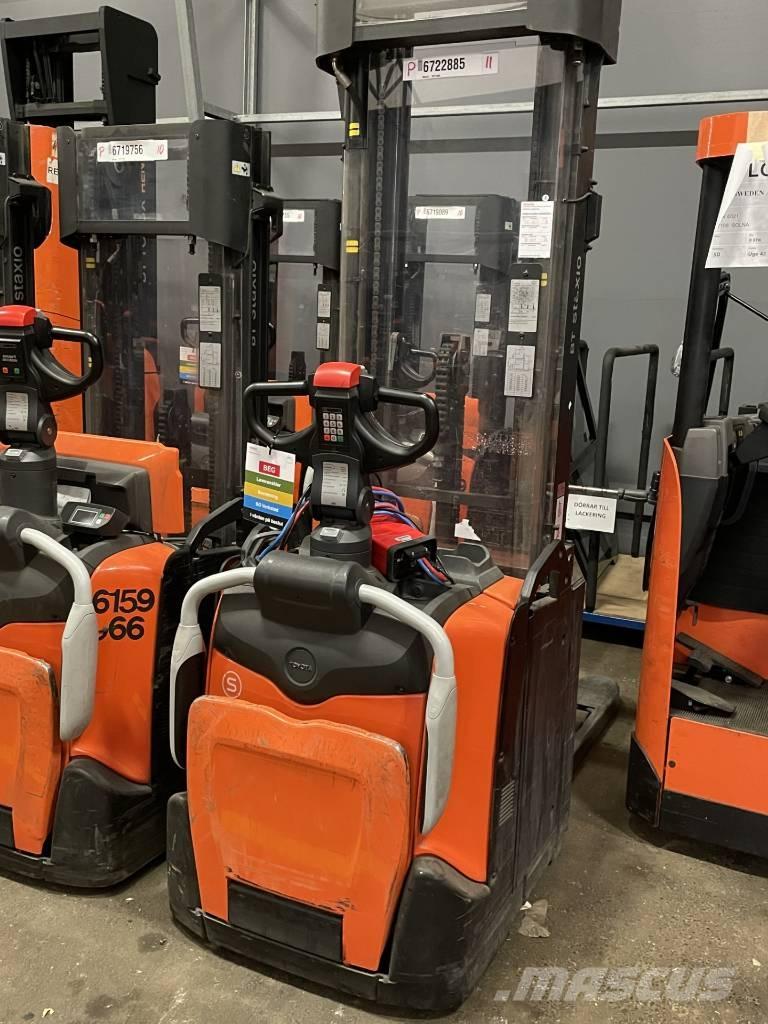 Toyota SPE140L Gerbeur accompagnant