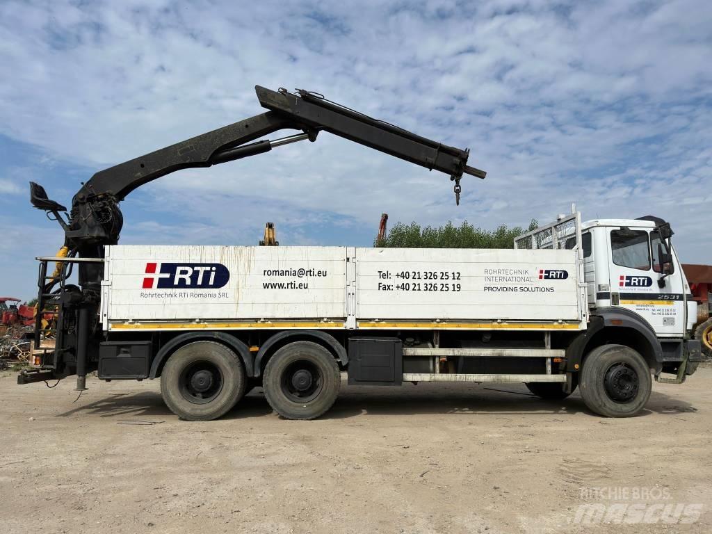 Mercedes-Benz 2531 Camion plateau ridelle avec grue