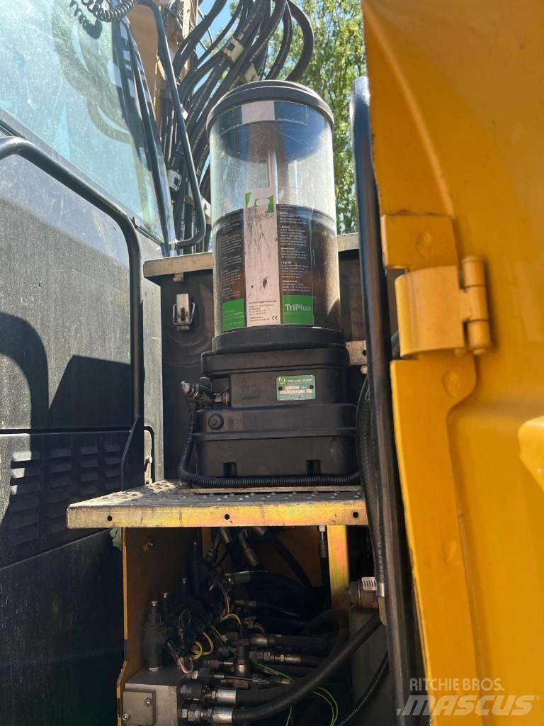 CAT M 313 D Pelle sur pneus