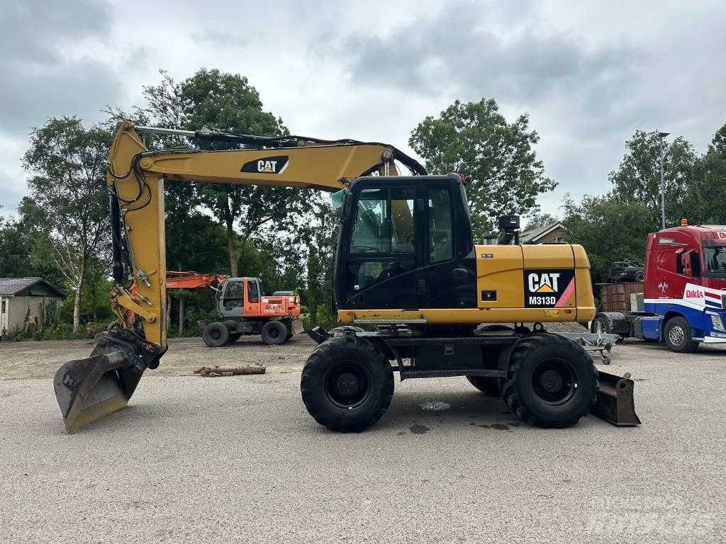 CAT M 313 D Pelle sur pneus