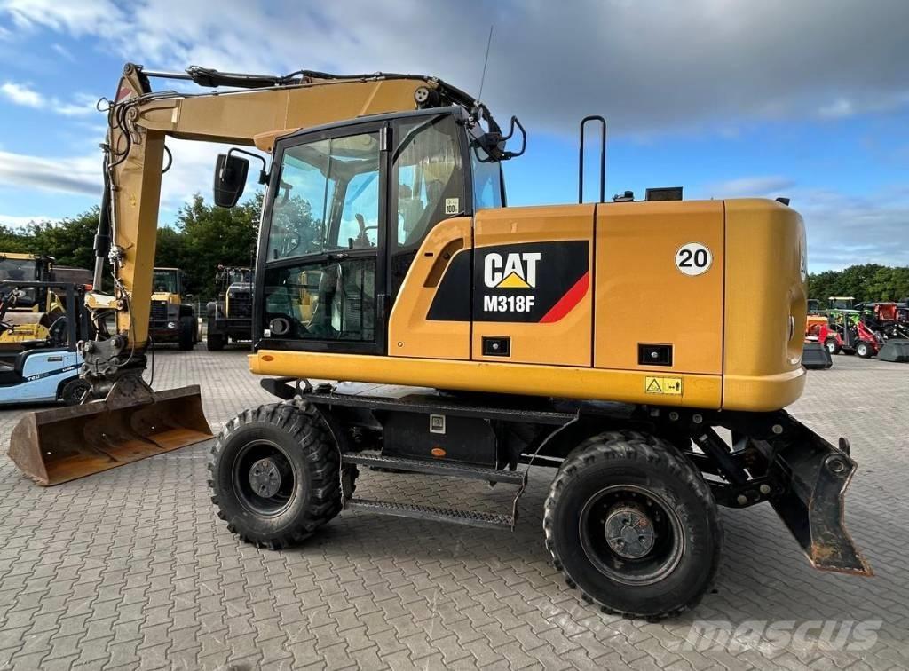 CAT M 318 F Pelle sur pneus