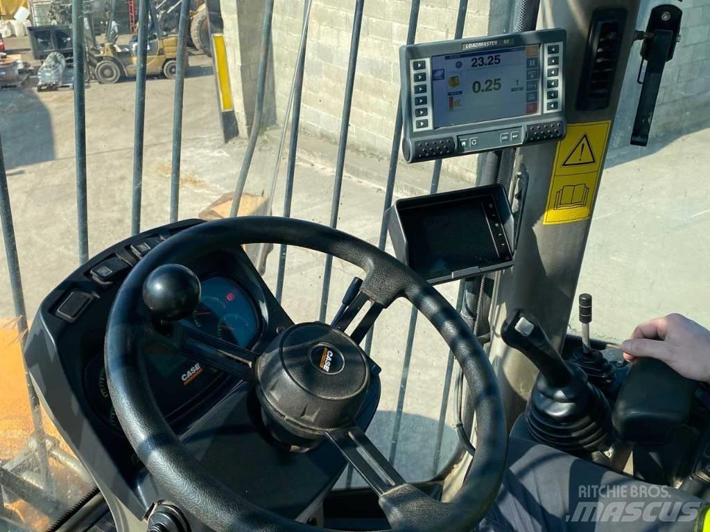 CASE 821 F Chargeuse sur pneus