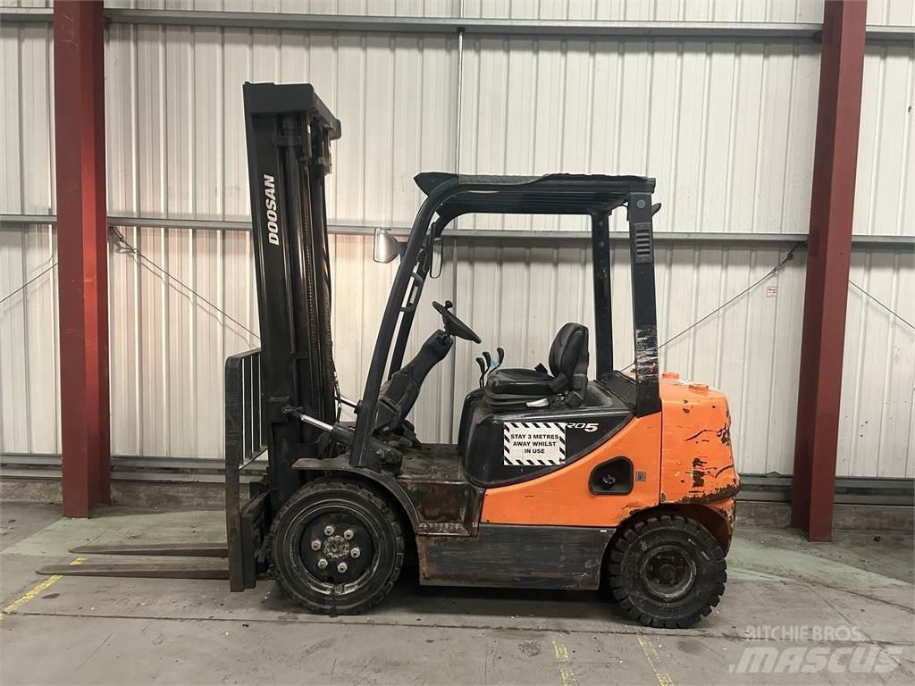 Doosan D25S-5 Chariots diesel