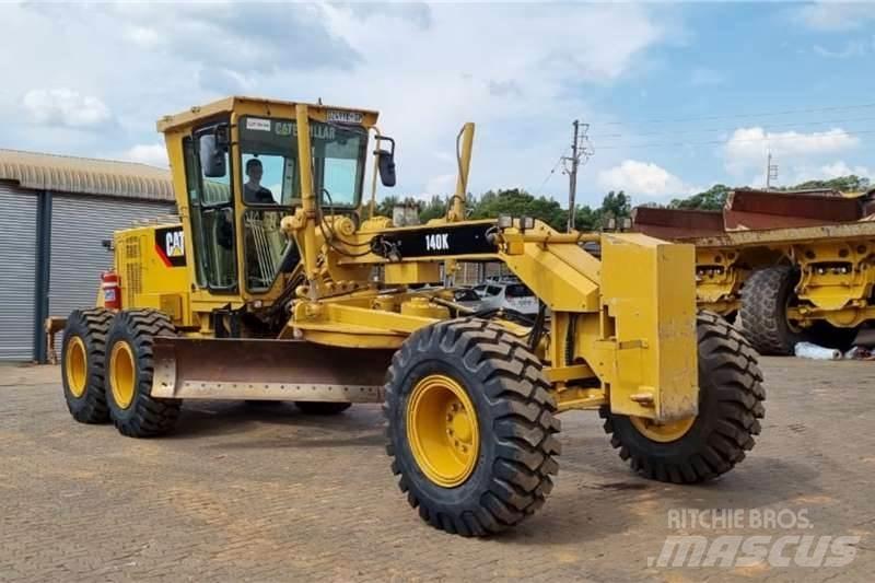 CAT  140K Niveleuse