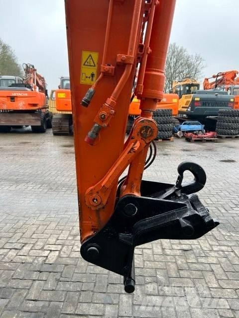Hitachi ZX140W-5B Pelle sur pneus