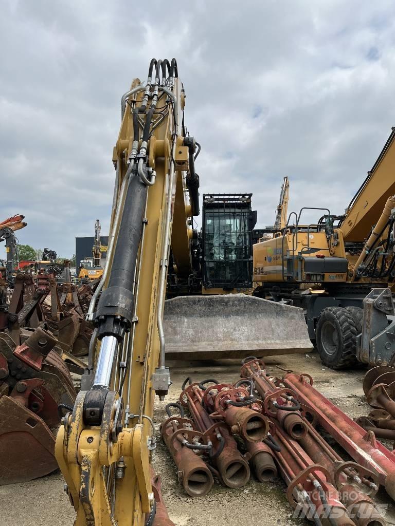 CAT MH 3024 Pelle sur pneus