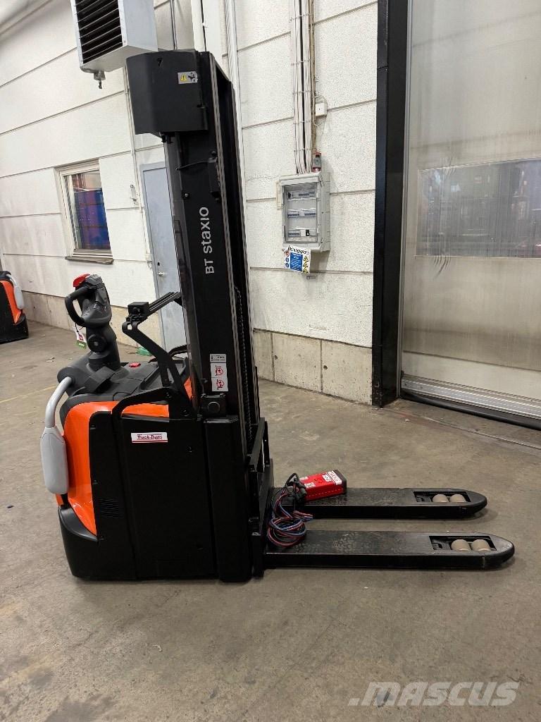 Toyota SPE140L Gerbeur accompagnant