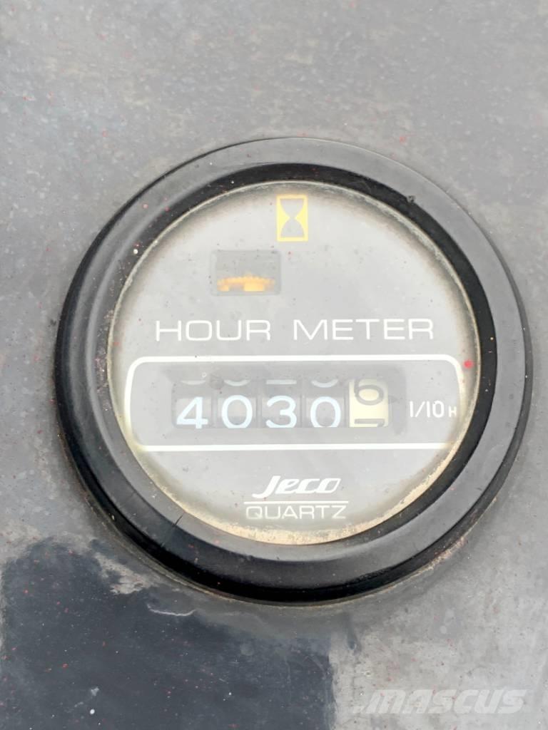 Unic URW 376 Mini grue