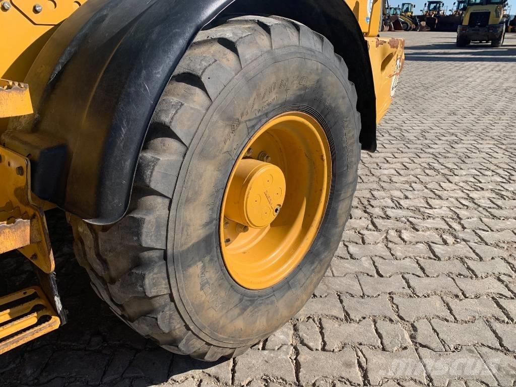 CAT 908M Chargeuse sur pneus
