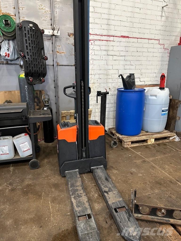 Toyota HWE 100 Gerbeur accompagnant