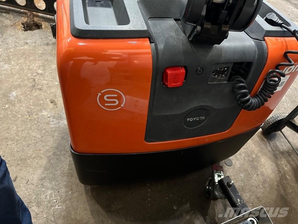 Toyota HWE 100 Gerbeur accompagnant