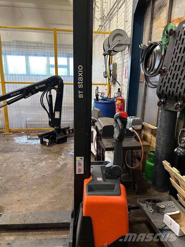 Toyota HWE 100 Gerbeur accompagnant