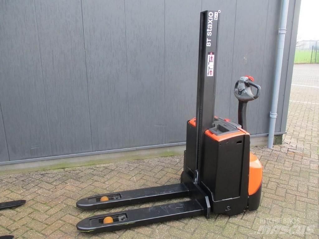 Toyota SWE 080L Gerbeur accompagnant