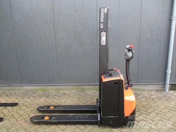 Toyota SWE 080L Gerbeur accompagnant