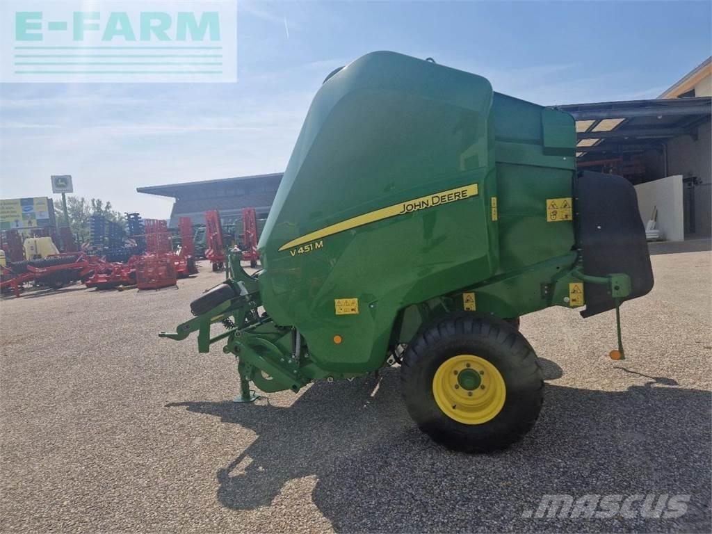 John Deere V451M Presse cubique