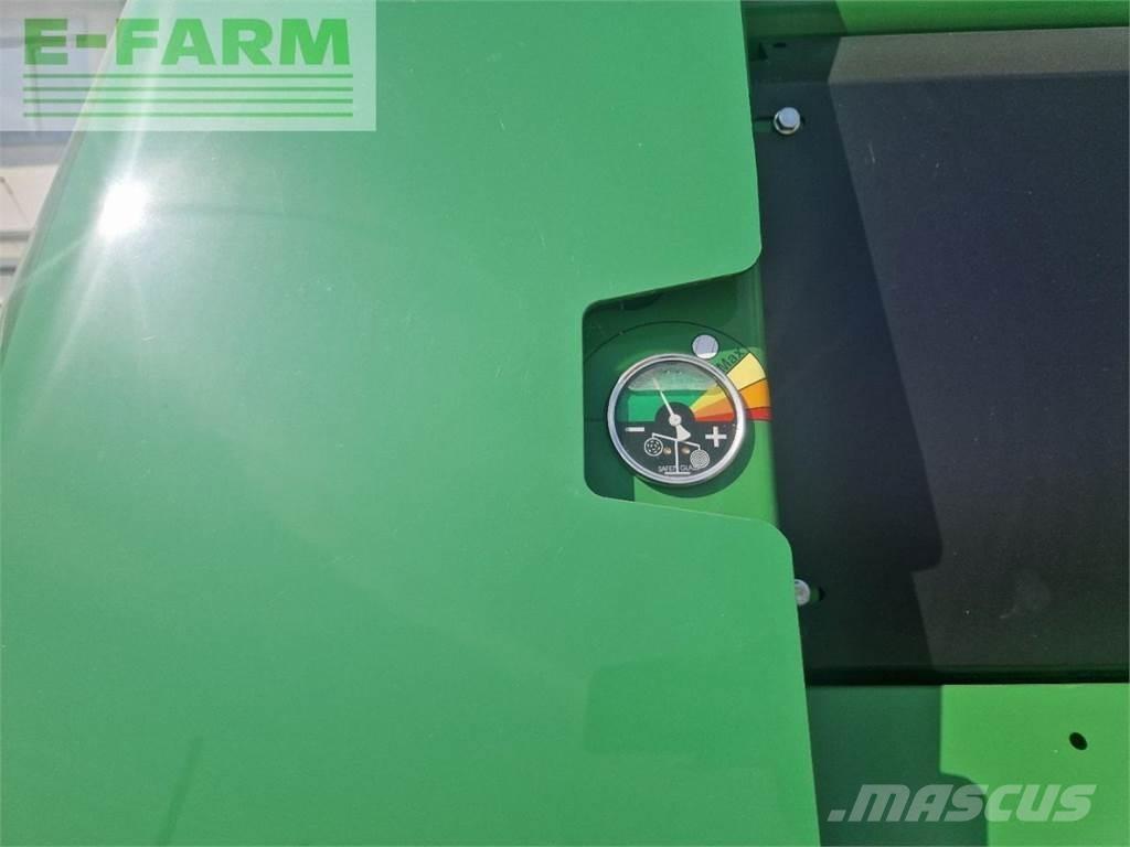John Deere V451M Presse cubique