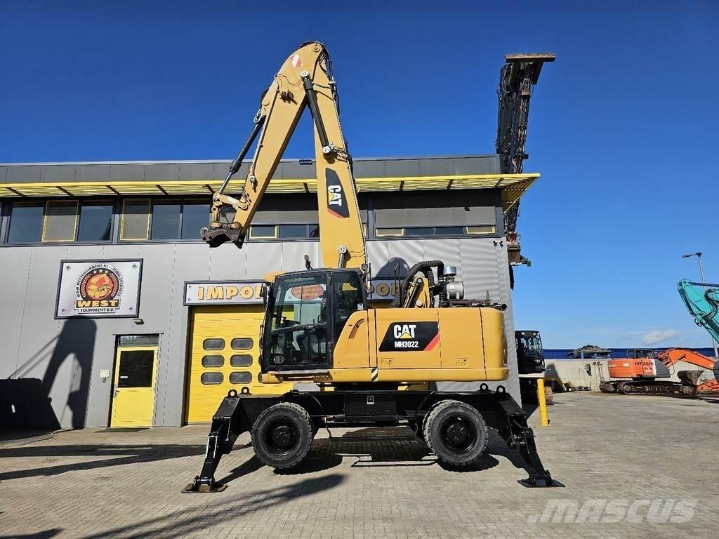 CAT MH 3022 Pelle sur pneus