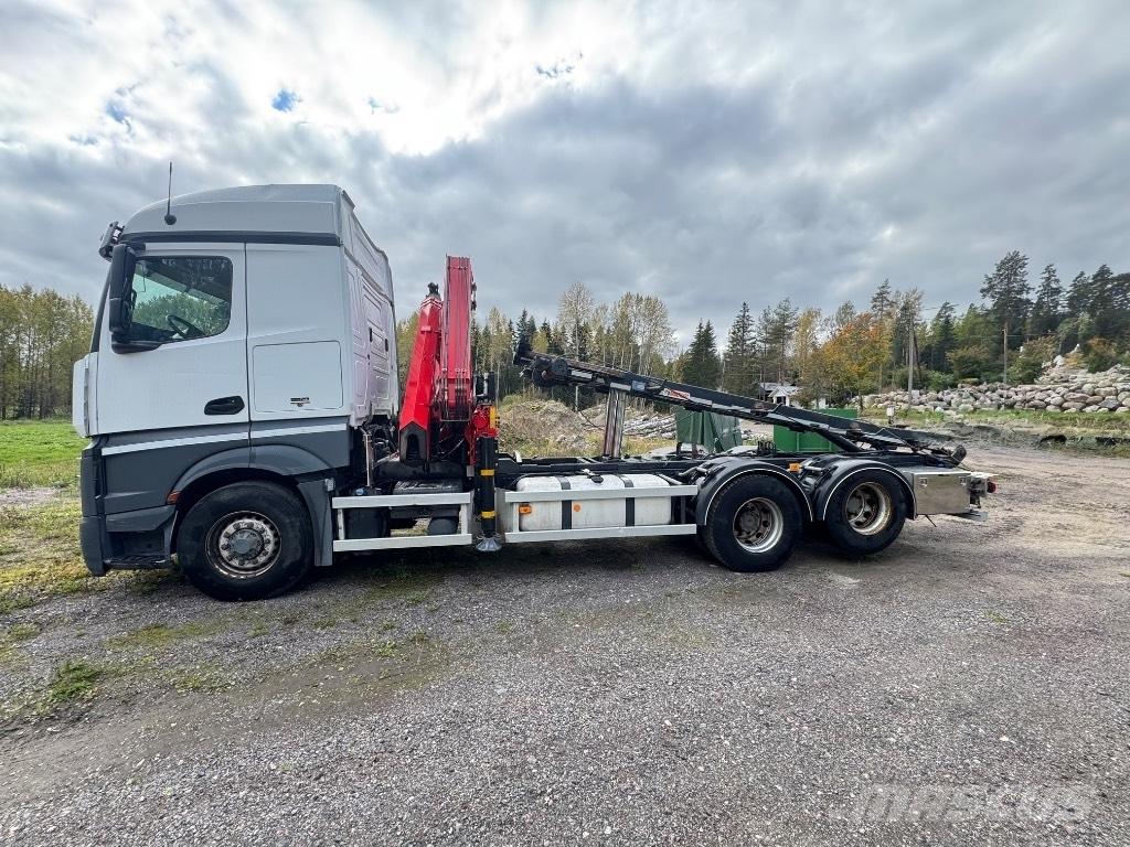 Mercedes-Benz 2653 L Camion plateau ridelle avec grue