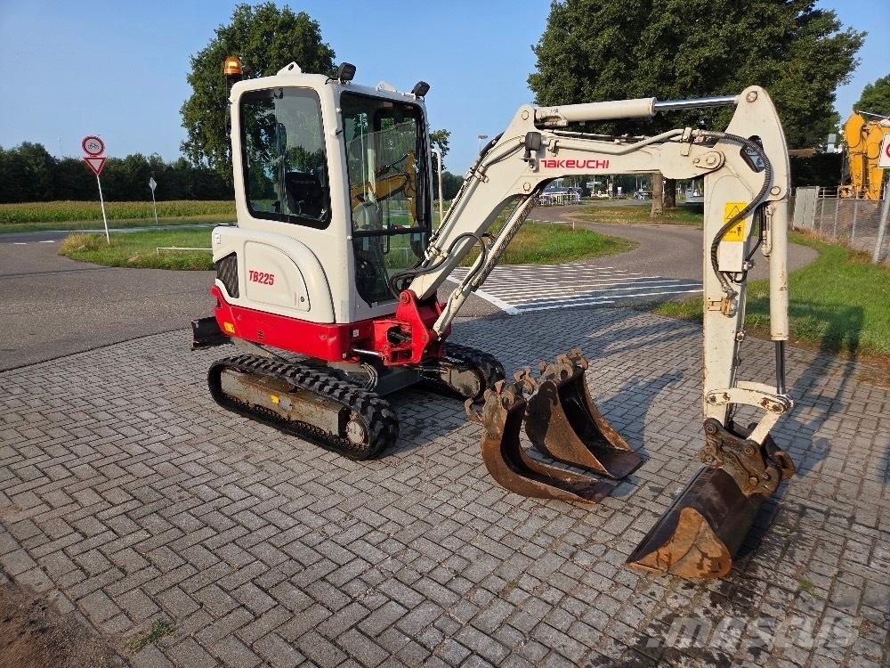 Takeuchi TB225 Mini pelle < 7t