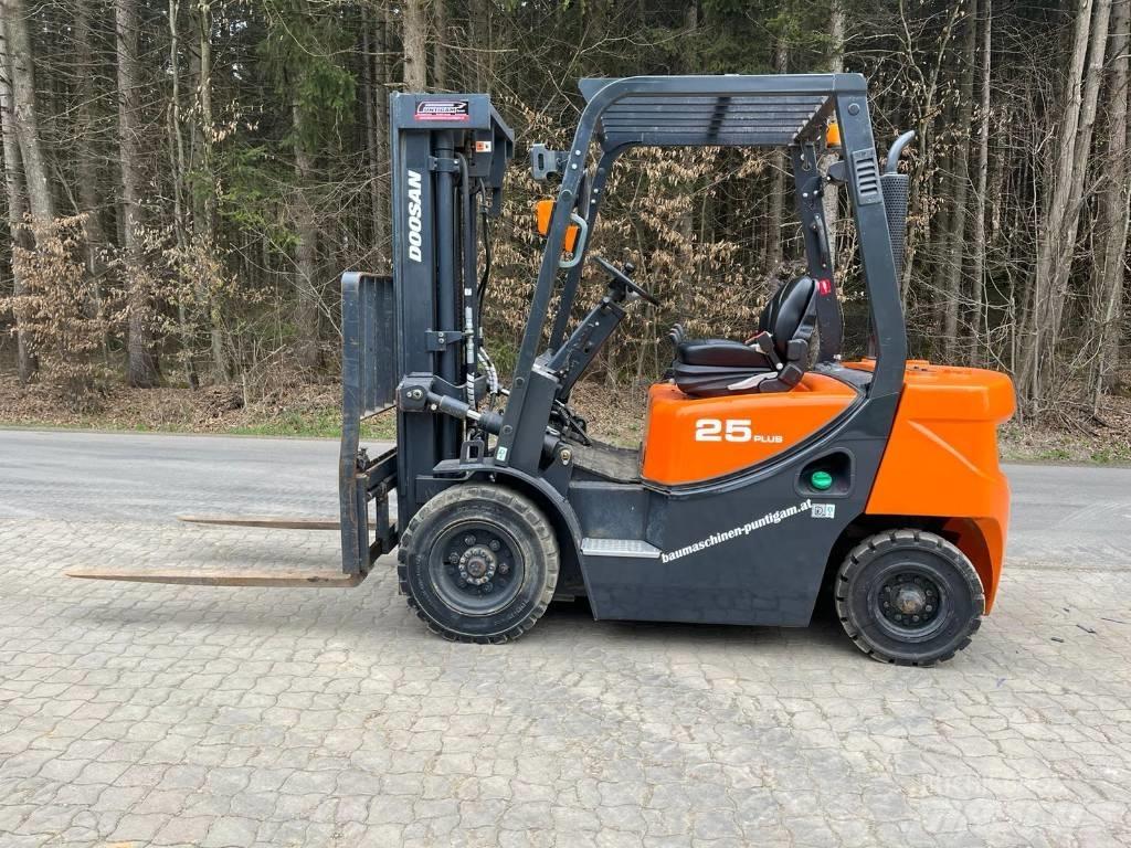 Doosan D 25 GP Chariots diesel