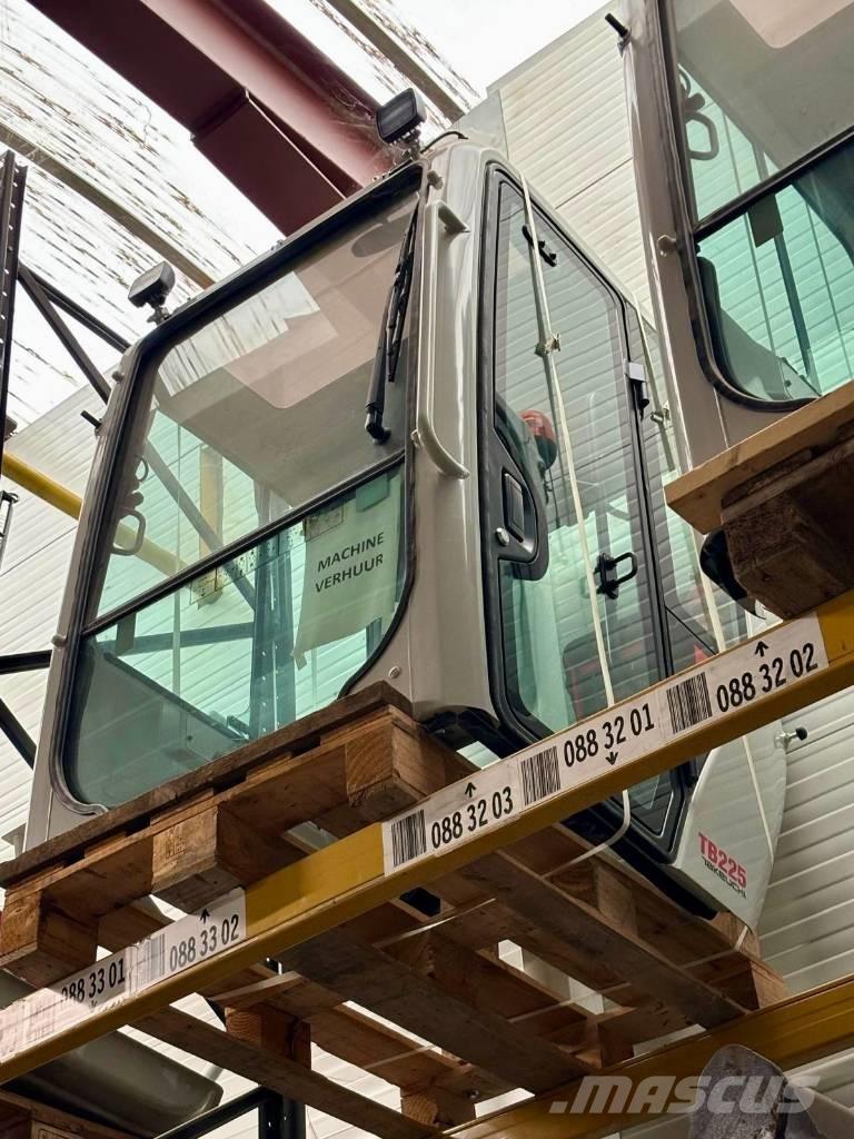 Takeuchi TB 225 Mini pelle < 7t