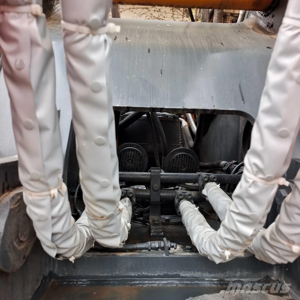 Hyundai 305 LC Pelle sur chenilles