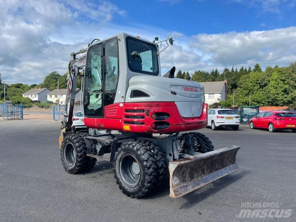 Takeuchi TB295W Pelle sur pneus
