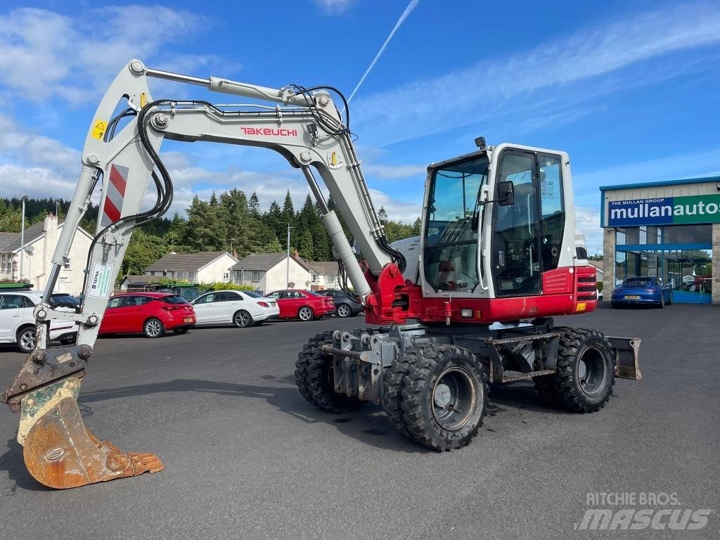 Takeuchi TB295W Pelle sur pneus