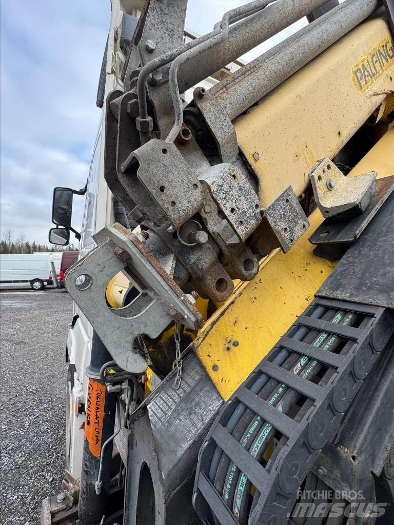 Volvo FH 13 6x2 Camion plateau ridelle avec grue