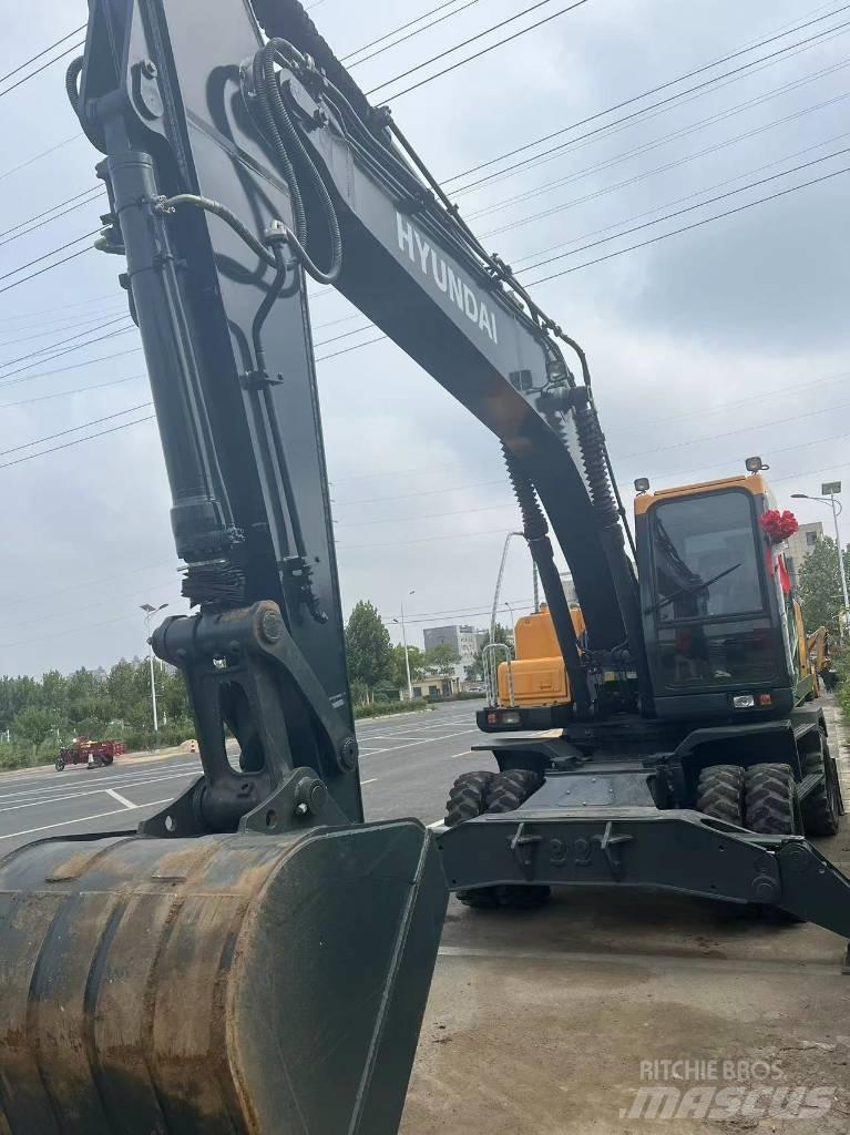 Hyundai 210WVS Pelle sur pneus