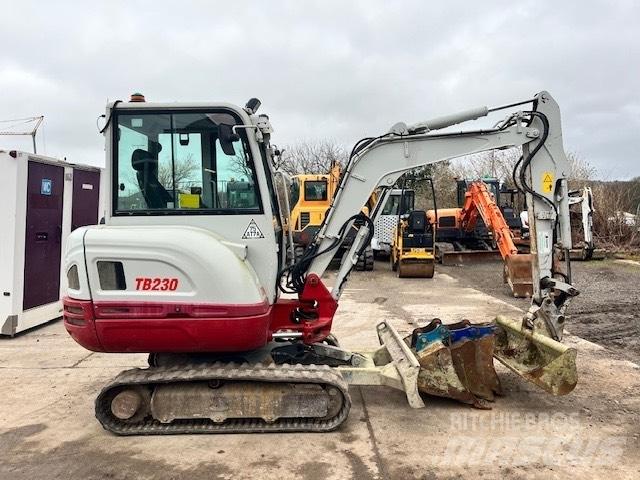Takeuchi TB 230 Mini pelle < 7t