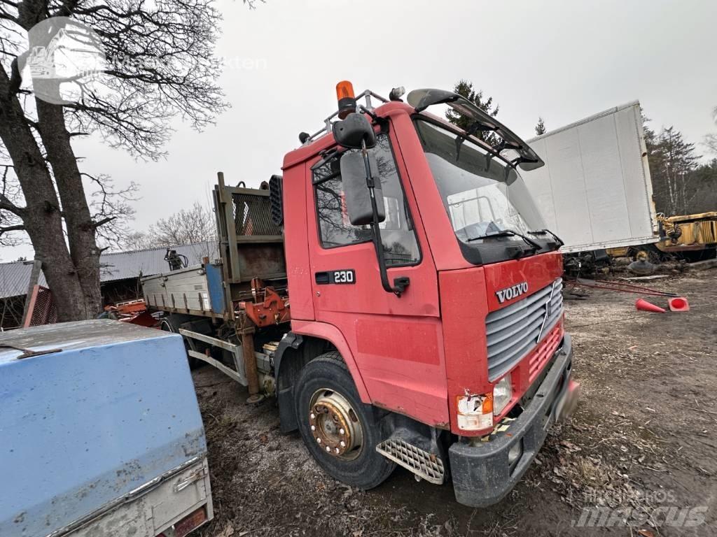Volvo FL7 Camion plateau ridelle avec grue