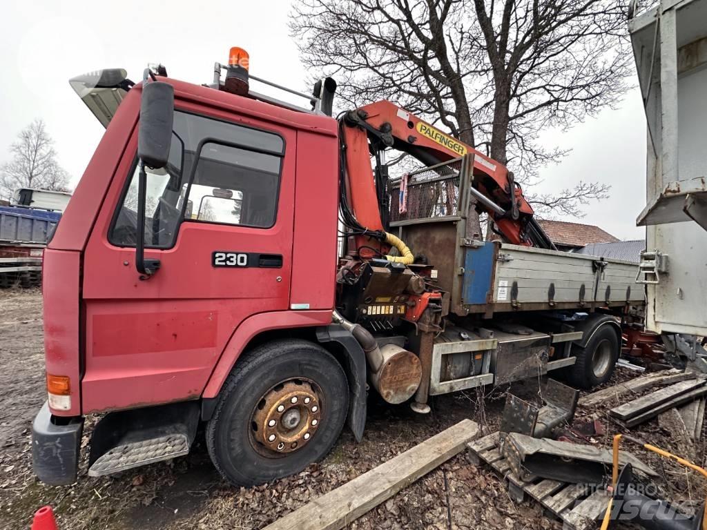 Volvo FL7 Camion plateau ridelle avec grue