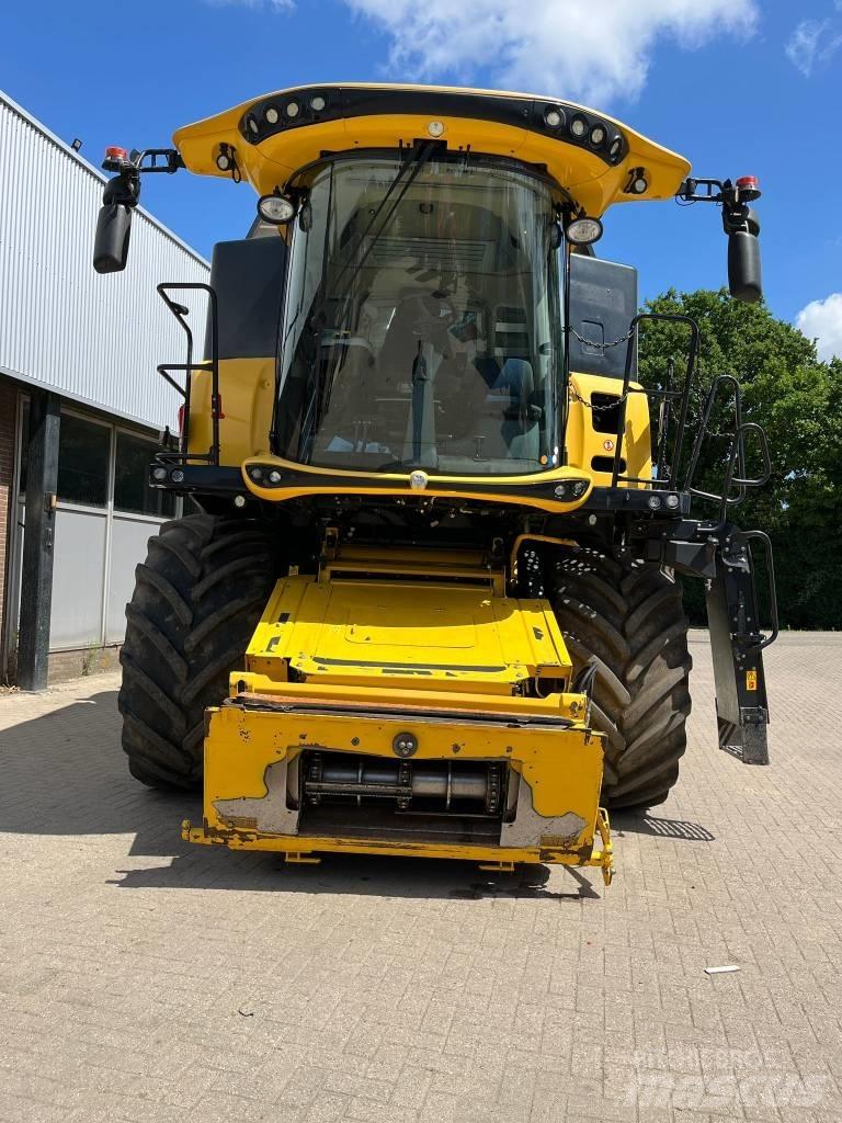 New Holland CR 8.80 Combine harvesters