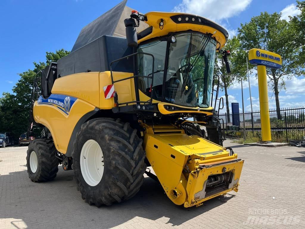 New Holland CR 8.80 Combine harvesters