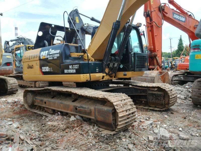 CAT 323 D L Pelle sur chenilles