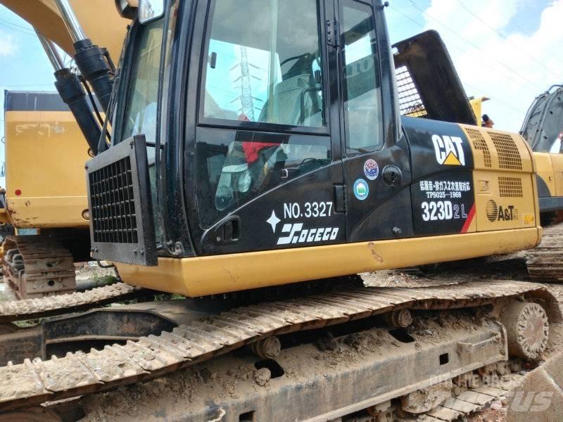 CAT 323 D L Pelle sur chenilles