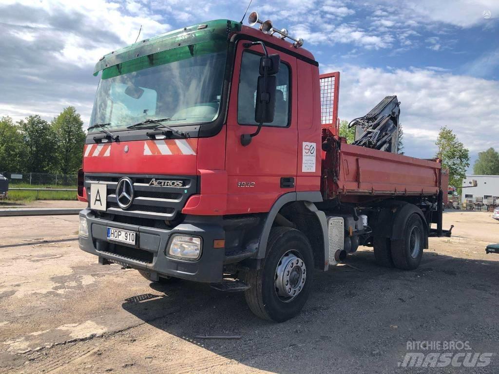 Mercedes-Benz 1832 Camion plateau ridelle avec grue