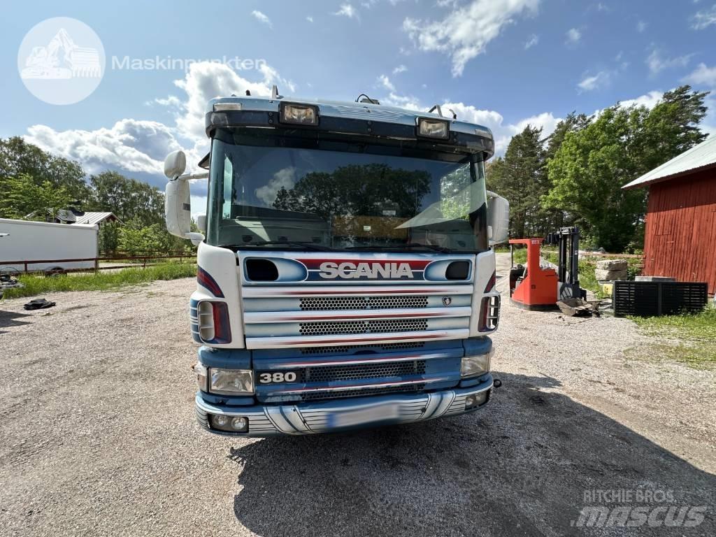 Scania P 114-380 Camion plateau ridelle avec grue