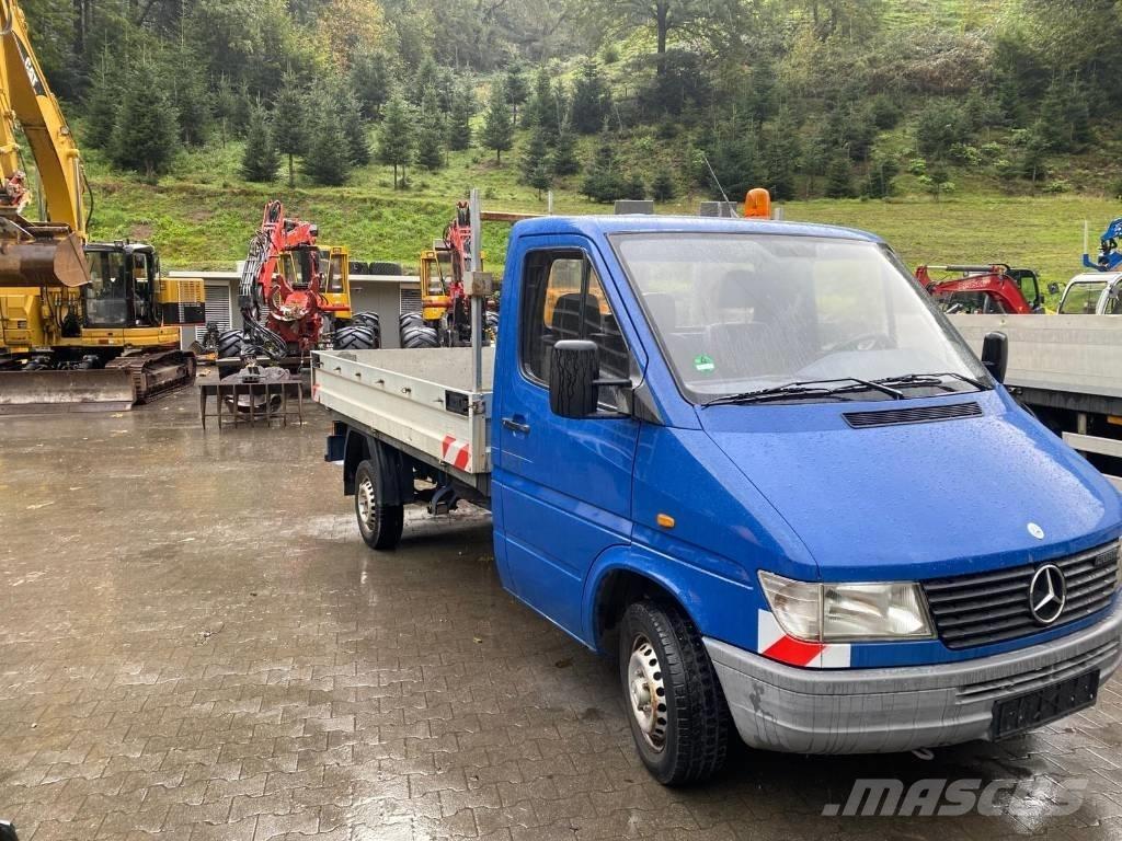 Mercedes-Benz 208 D Camion plateau