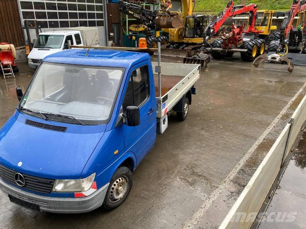 Mercedes-Benz 208 D Camion plateau